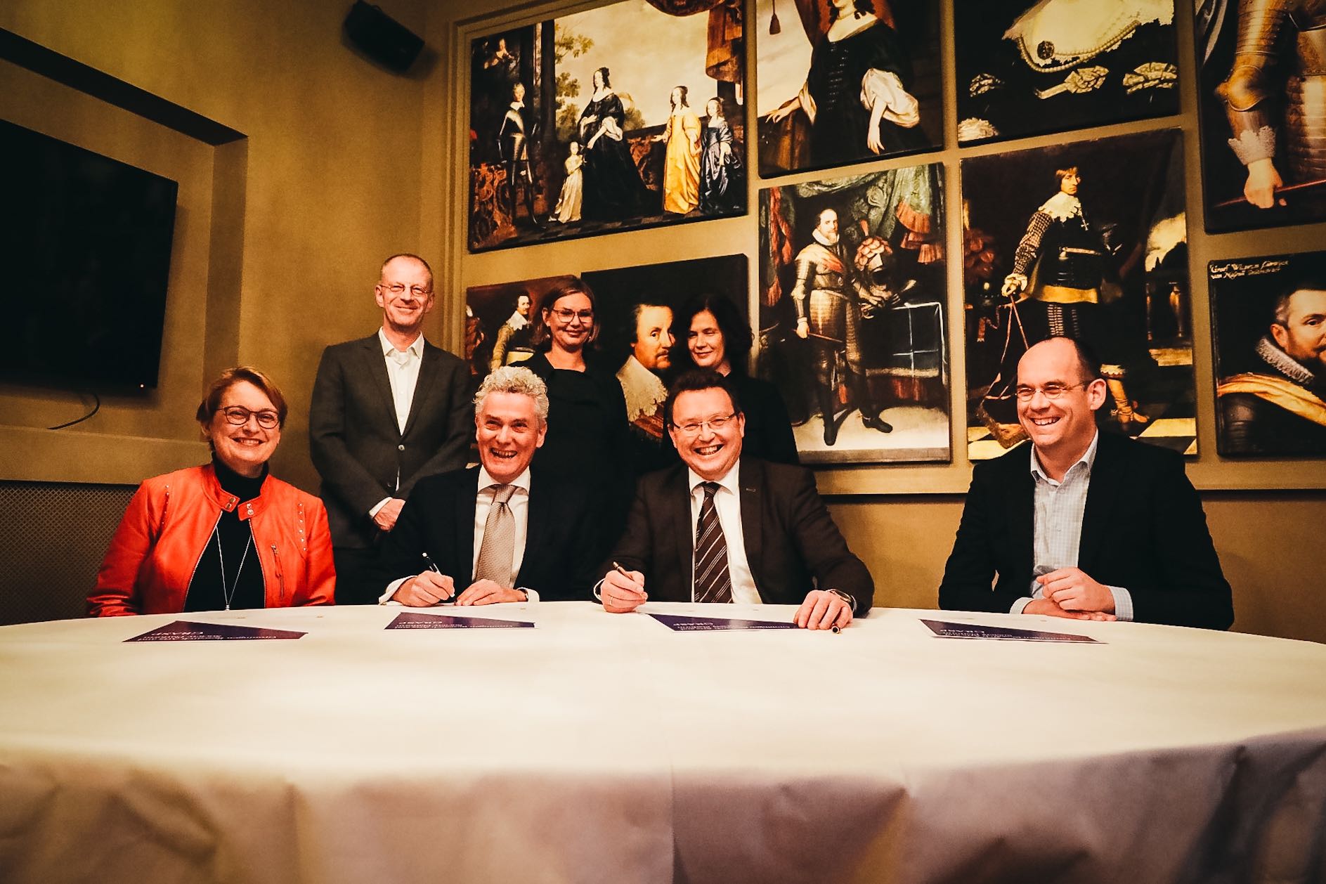 The members of the Board of the University of Groningen (UG) and of the Executive Board of Hanze University of Applied Sciences (Hanze UAS) signing a covenant to commit to this collaboration.