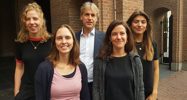 Prof. Marcel Broersma (middle), Dr Joëlle Swart (second from the left) en Dr Anna van Cauwenberge (second from the right), with research assistants.