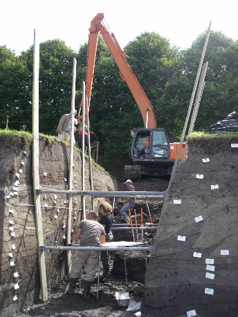 Cross-section through the mound in Jelsum. The cross-section shows a complex stratification that developed over many hundreds of years of habitation at this site (photo University of Groningen/Groninger Institute of Archaeology)