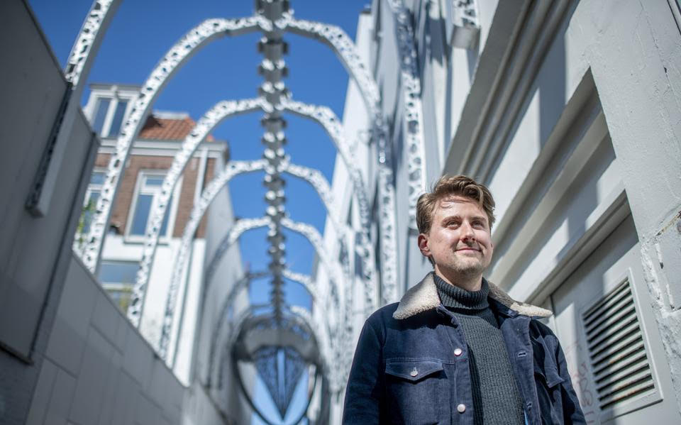 Arjen Bloem in the Oude Lombardsteeg in Leeuwarden, in front of the Whale art piece by Giny Vos (Photo: Jacob van Essen)