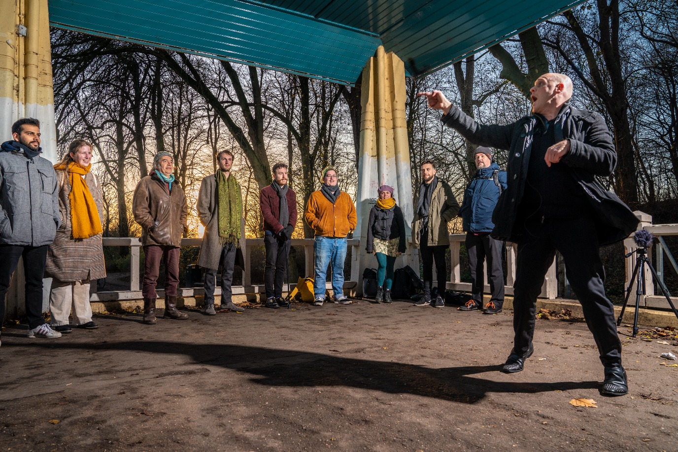 Chris Tonelli (rechts) en het door hem opgerichte Groningen Vocal Exploration Choir