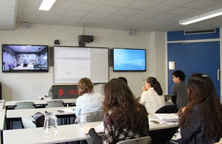 Studenten zien via twee extra monitoren de spreker(s) en het computerscherm van de andere locatie.