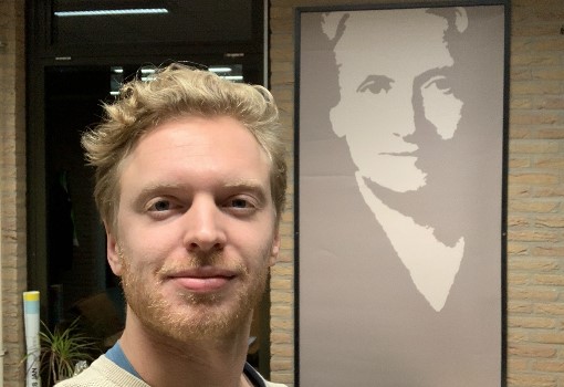 Foto Boudewijn de Bont met op de achtergrond Maria Montessori