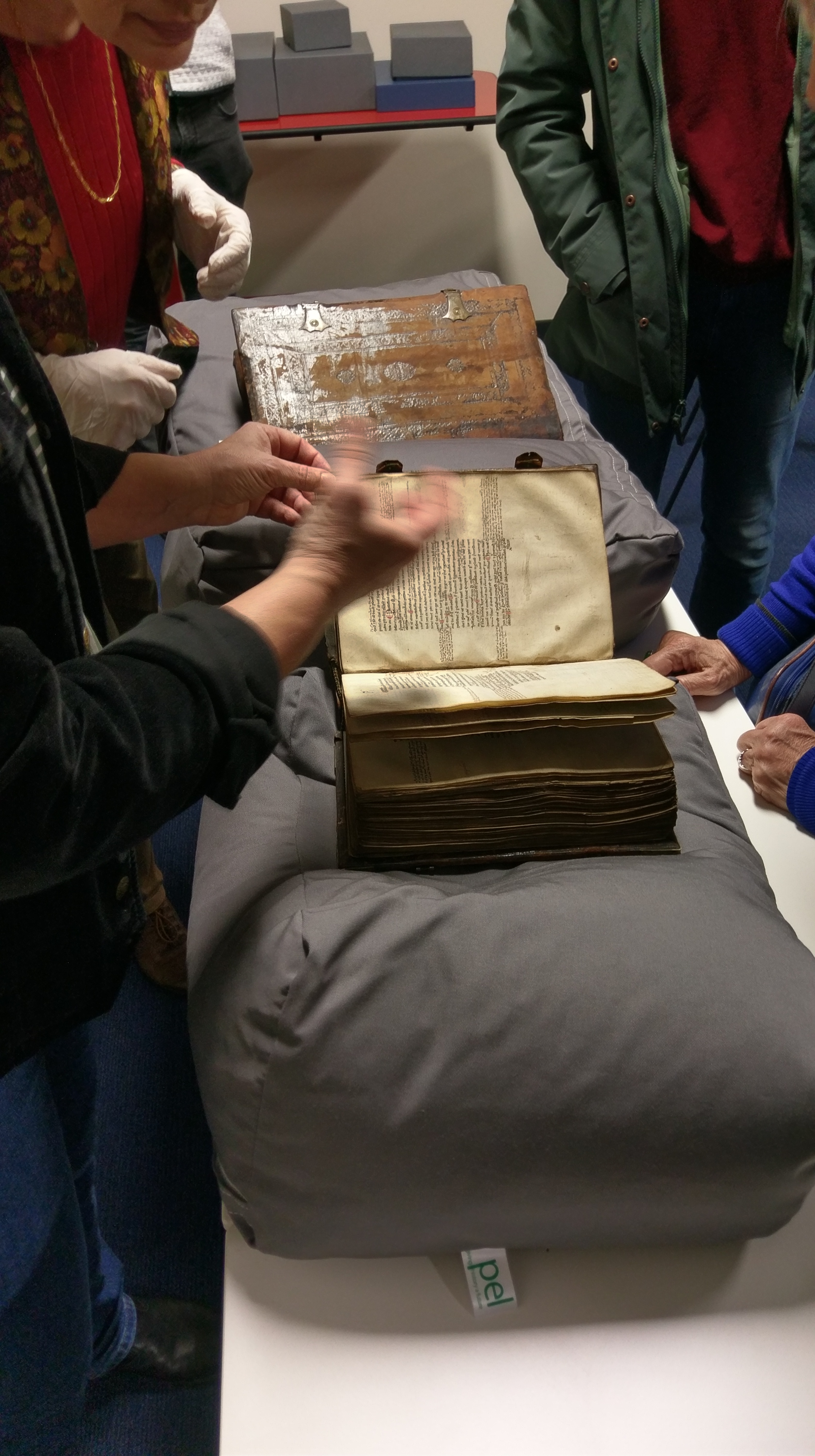 Belangstellende bekijken het middeleeuws boekbeslag, gevonden in het klooster Yesse