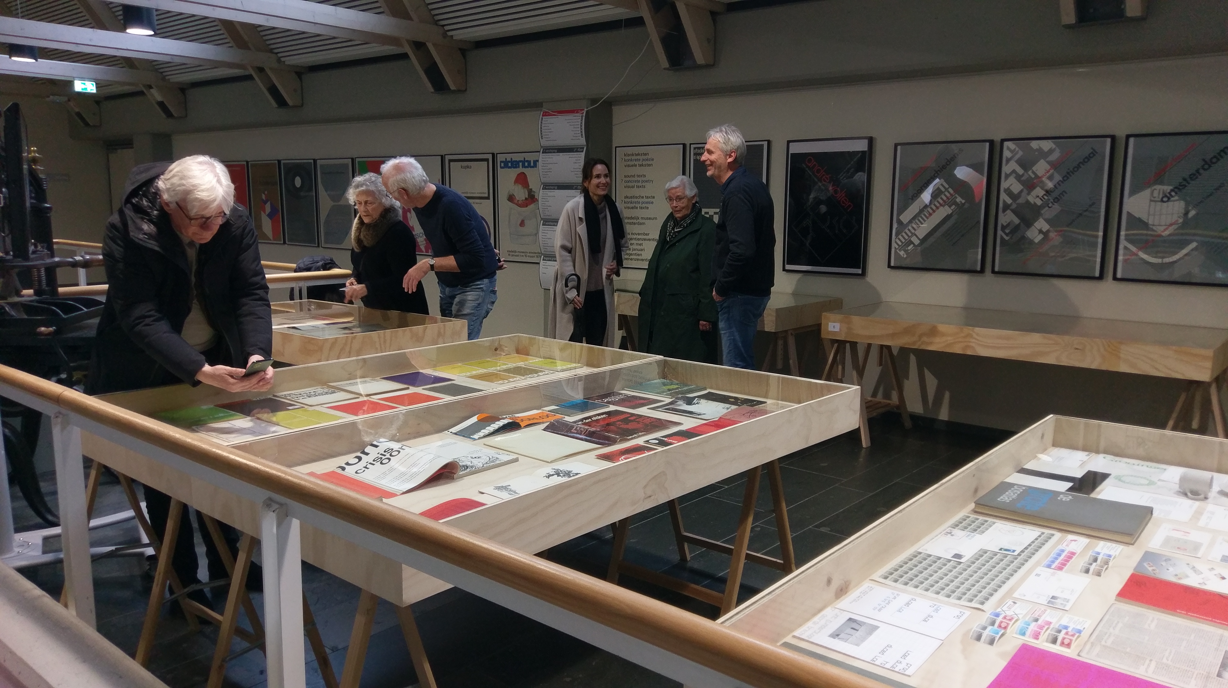 De familie Crouwel bekijkt de tentoonstelling over vormgever Wim Crouwel