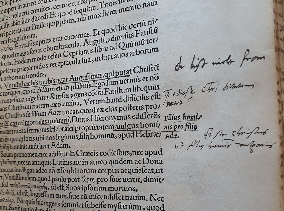 Enkele kanttekeningen van Luther. In de kantlijn staat geschreven: ‘du bist nicht from’ (jij bent niet vroom), een opmerking betreffende de vertaling van Erasmus.Some of Luther’s marginal comments. In this case ‘du bist nicht from’ (you are not pious), one of his remarks regarding Erasmus’s translation.