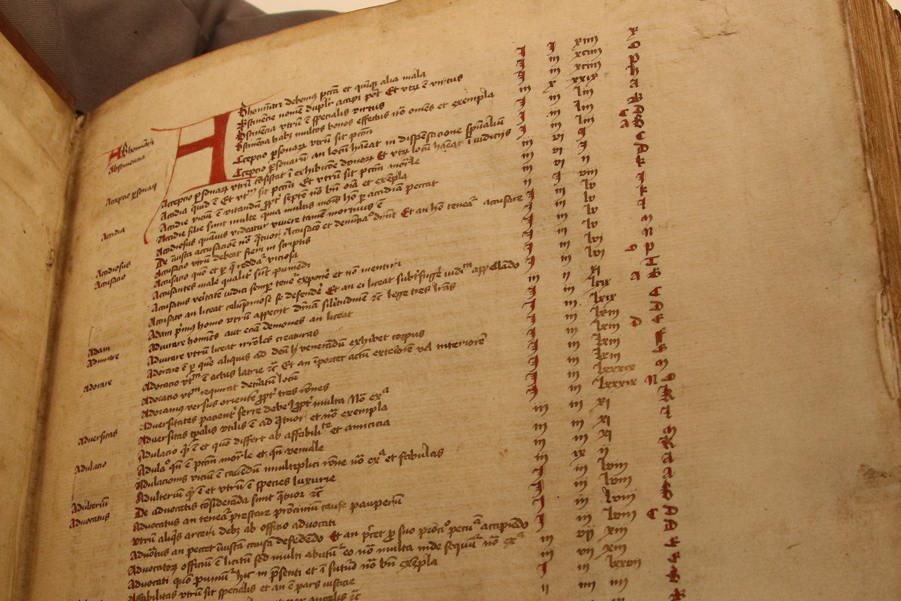 Ill: 11: De inhoudsopgave in het Groningse exemplaar van het boek van Vincent van Beauvais over christelijke deugden en ondeugden gedrukt door Conradus Winters de Homborch in Keulen in 1477 Ill: 11: The table of contents in the Groningen copy of the book on Christian virtues and vices by Vincent of Beauvais, printed by Conradus Winters de Homborch in Cologne in 1477