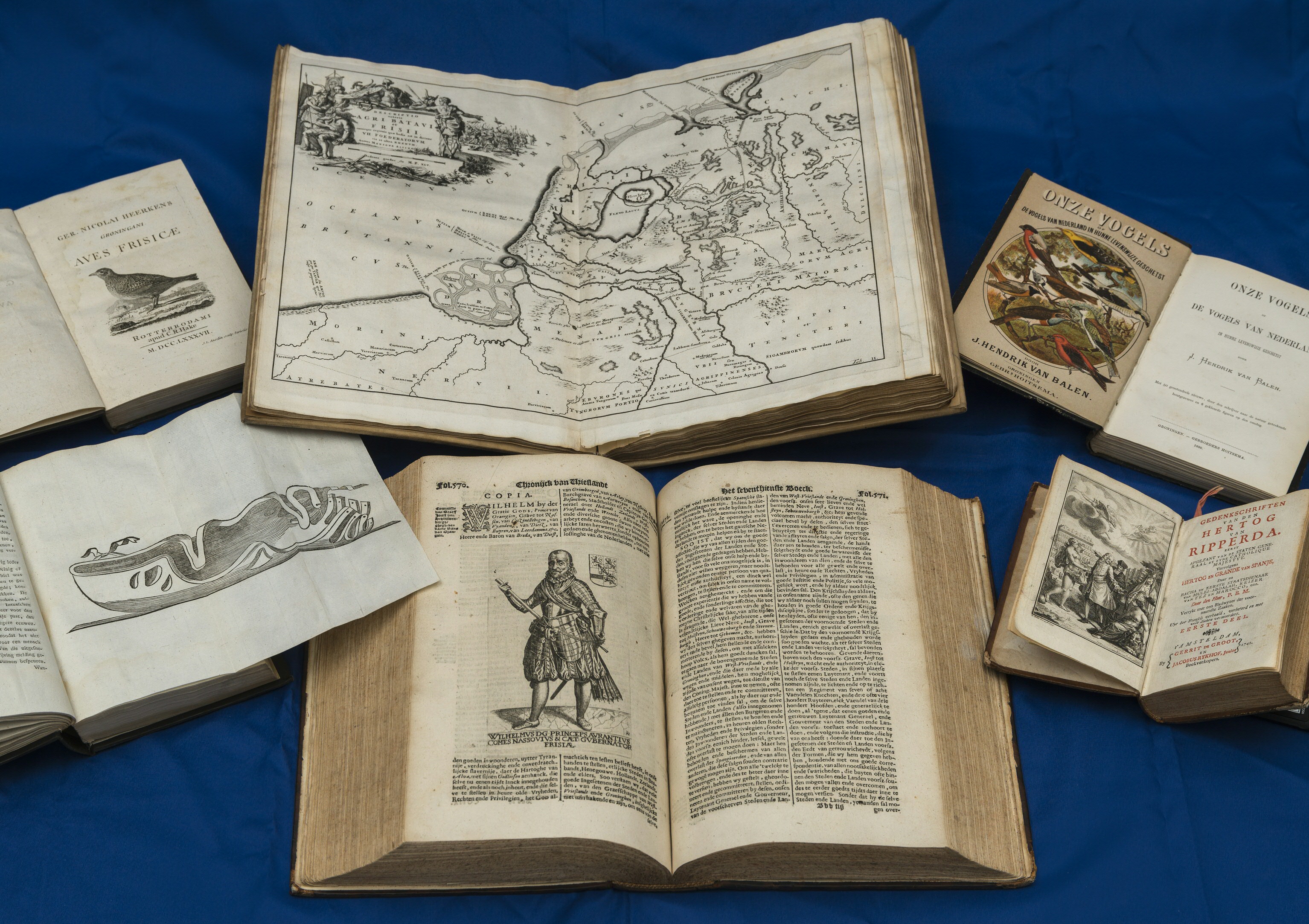 Backer was een welgestelde Groninger uit de 19e eeuw die aan de RUG had gestudeerd. Naast zijn werk als lid van de provinciale staten verzamelde hij porselein en boeken en kaarten over Groningen, waaronder deze.
