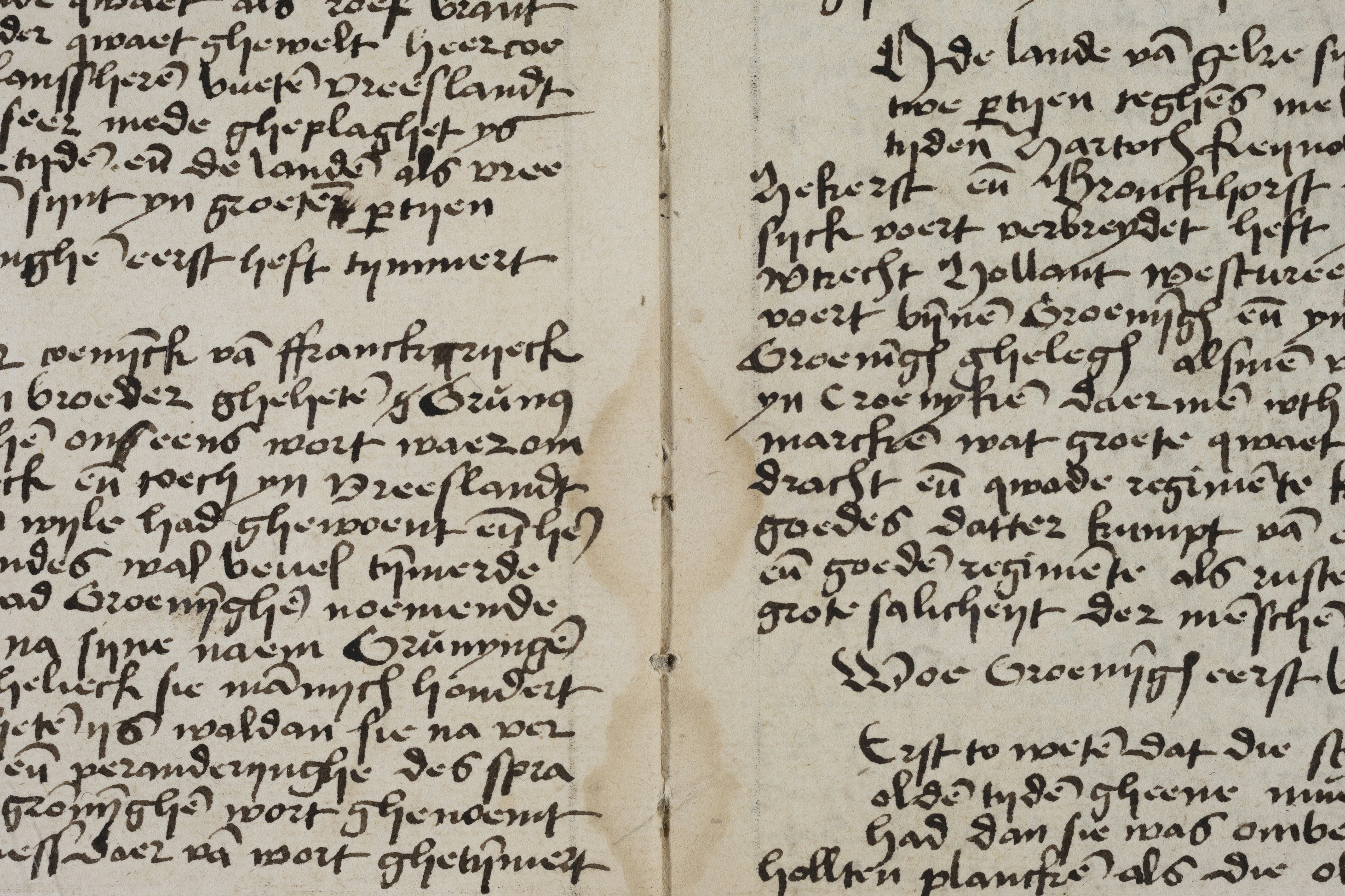 Grunno was een balling uit Troje. Dichters probeerden de stad Groningen status te geven door een connectie met deze mythische figuur te maken. Dit handschrift uit de jaren 1530 bevat de oudst bekende vermelding van ‘Grunus’.Grunno was a Trojan exile. Poets tried to give the city of Groningen status by creating a connection with this mythological figure. This manuscript from the 1530s contains the first known mention of ‘Grunus’.