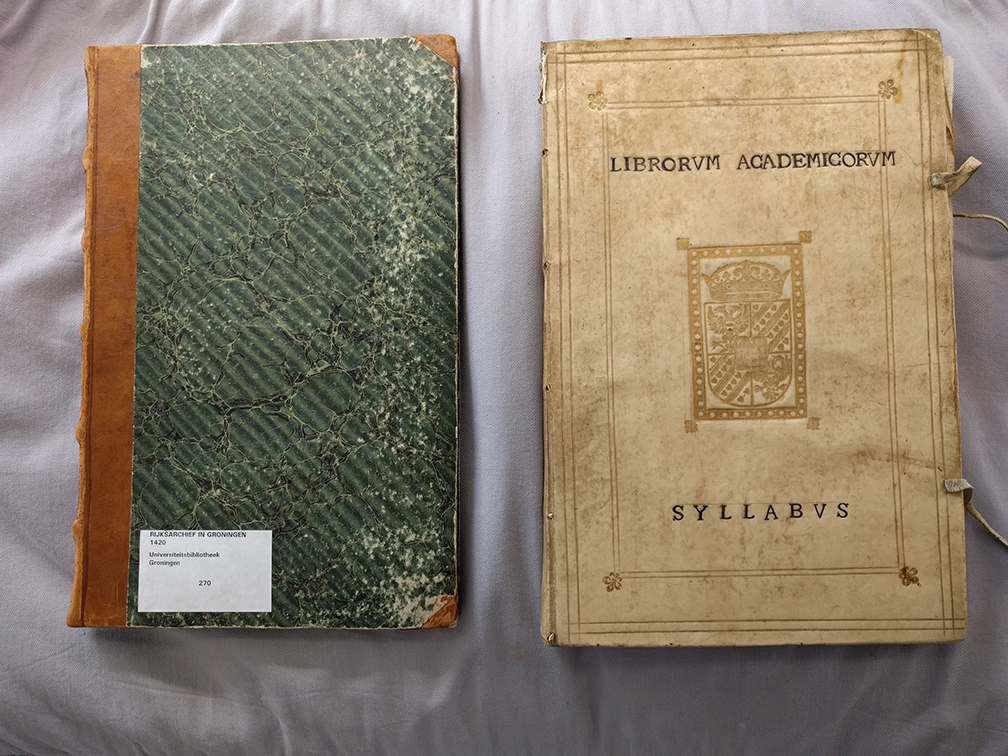 Er waren twee versies van de Librorum academicorum syllabus. Één voor het persoonlijke gebruik van de bibliothecaris (links) en één pronkexemplaar (rechts).There were two versions of the Librorum academicorum syllabus. One for the librarian’s use (on the left) and another one just for show (on the right).