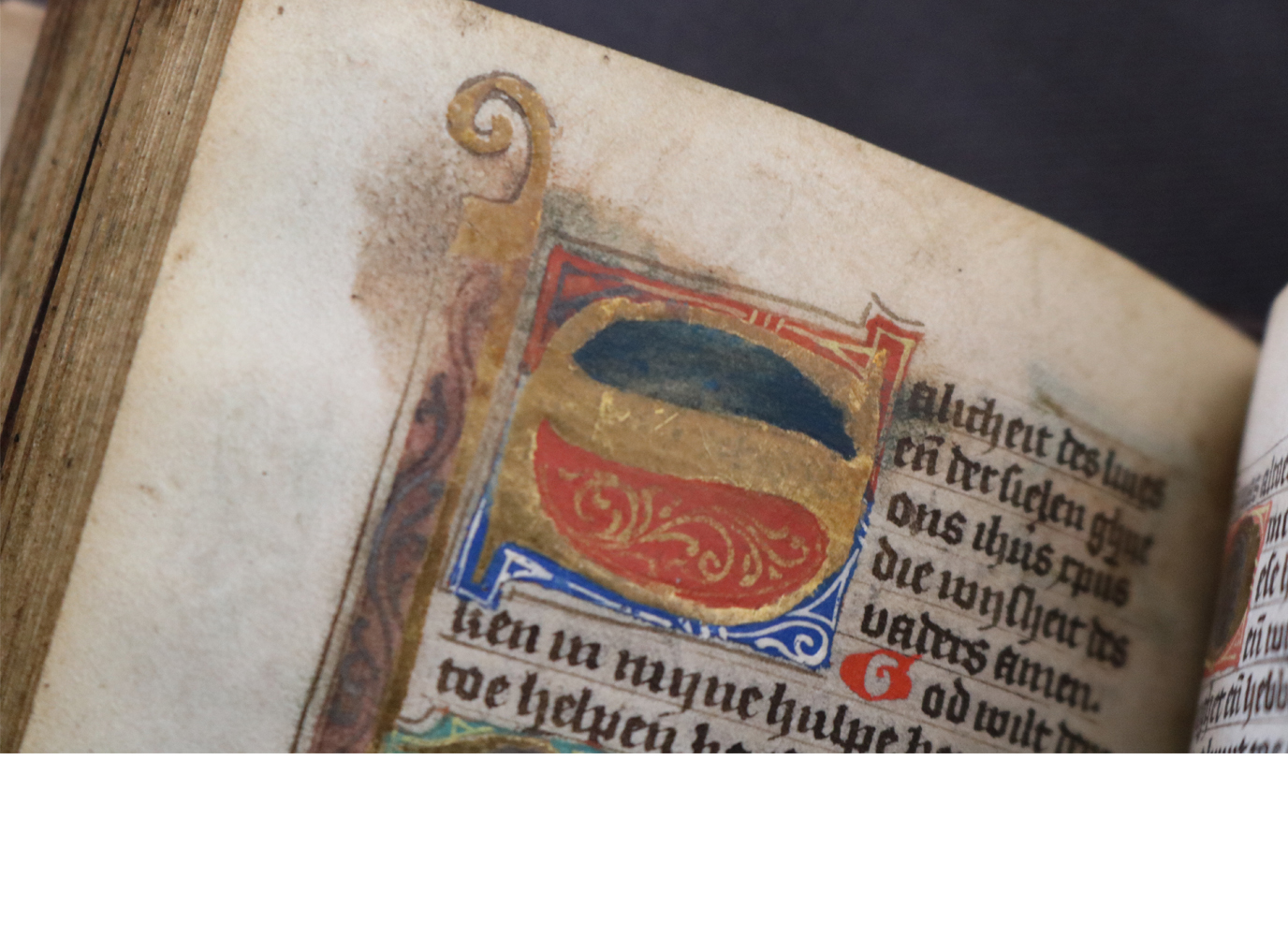 Deze Gebeden- en Getijdenboeken werden veel gebruikt. In sommige gevallen leidde dit tot beschadigingen die met name op de initialen en versieringen goed te zien zijn. Het resultaat is veelal een vervaagde initiaal die omgeven is door vegen en vlekken zoals te zien is in dit fragment uit het Getijdenboek van Thesinge (Hs. Add. 274).