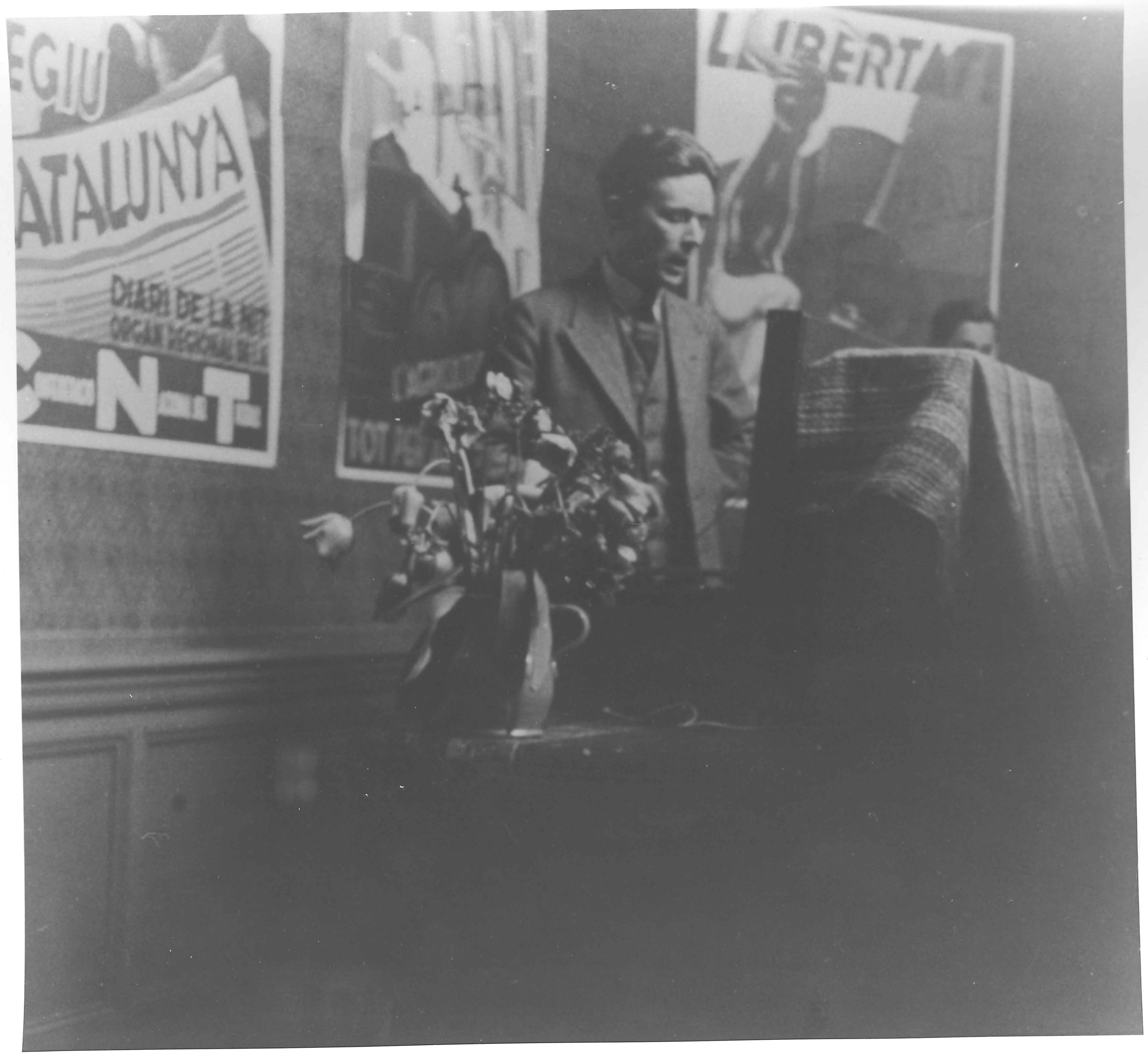 8. Hendrik de Vries spreekt een publiek toe bij de opening van een tentoonstelling van Spaanse affiches in Den Haag (1936)