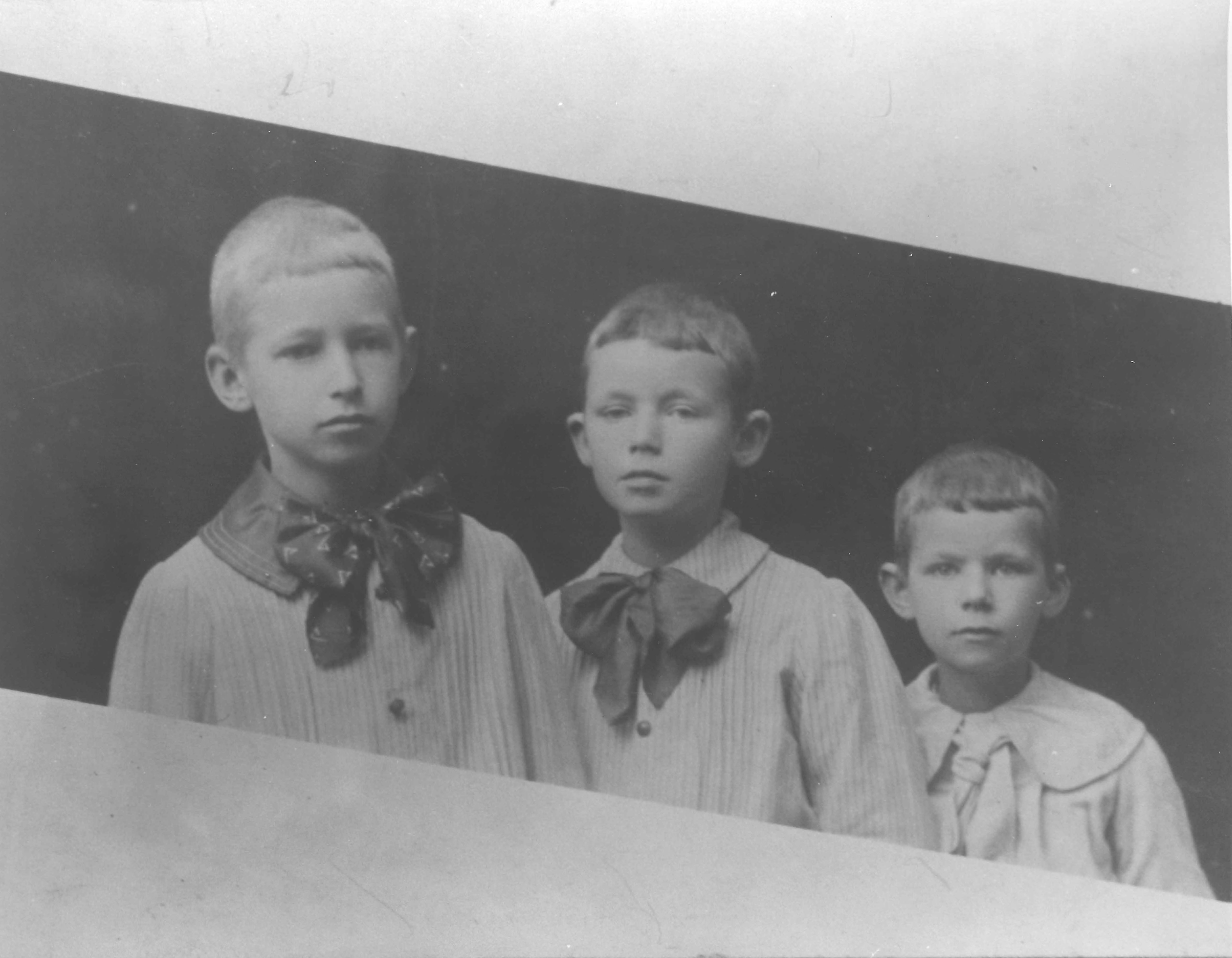22. De Vries (midden) met zijn broers Rendert (links) en Herman (rechts)