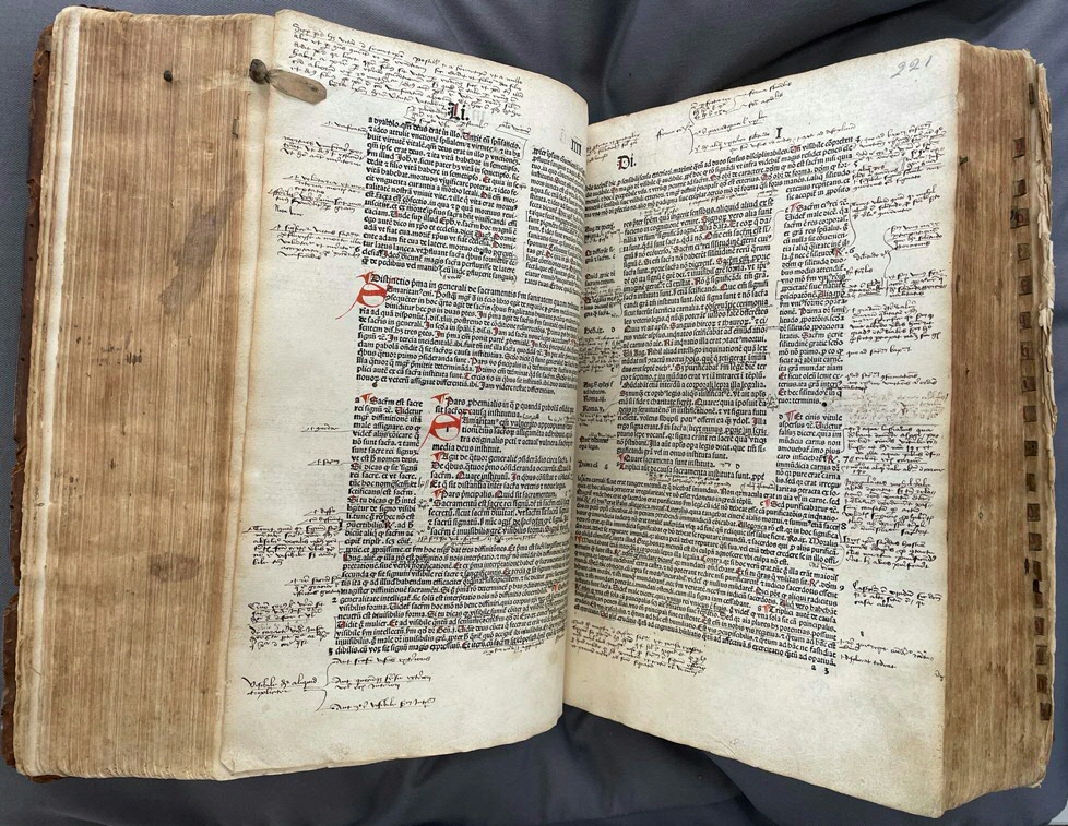 Inc. 52. Bladwijzers met een knoop (links) en met letters in alfabetische volgorde (rechts), in Sententiarum libri IV van Petrus Lombardus.Inc. 52. Page tabs with a knot (left) and with letters in alphabetical order (right), in Petrus Lombardus’ Sententiarum libri IV