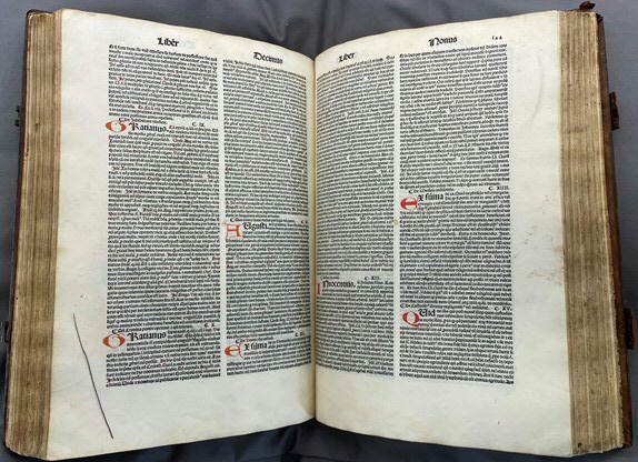 Inc. 185. Een lezer liet een dun takje achter tussen de bladzijden, waarschijnlijk als boekenlegger in Speculum doctrinale van Vincent van Beauvais.