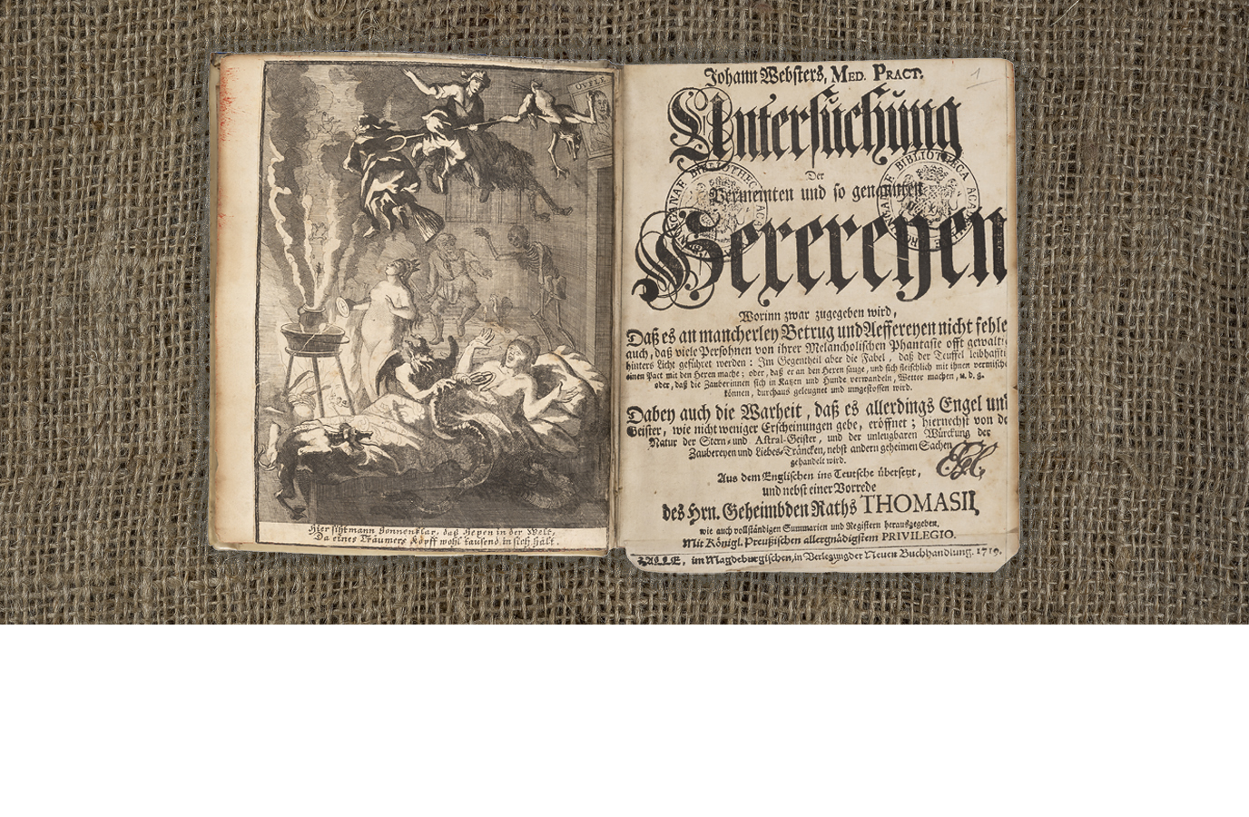 Dit is een Duitse vertaling van het Engelse 'The Displaying of Supposed Witchcraft', geschreven door John Webster in 1677. Samen met de werken van Reginald Scot en Johann Weyer is dit een van de heks-sceptische werken in de collectie. Deze vertaling uit 1719 heeft een afbeelding waarop duivels en heksen een ‘dromer’ teisteren.This is a German translation of the English 'The Displaying of Supposed Witchcraft', written by John Webster in 1677. Together with the works of Reginald Scot and Johann Weyer, this is one of the witch-sceptical works of the collection. This translation from 1719 has an image of a ‘dreamer’ taunted by demons and witches.