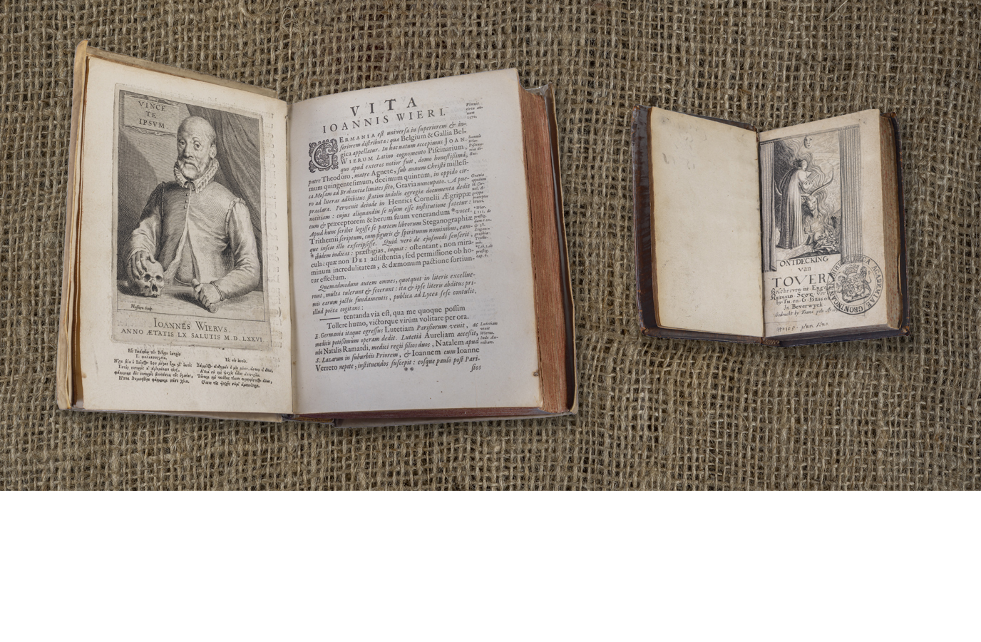Links zien we de verzamelde werken van Johann Weyer (1660), rechts een Nederlands exemplaar van Reginald Scots 'The Discovery of Witchcrafte' (1638). In deze werken wordt het bestaan van heksen en hun vervolging aan hevige kritiek onderworpen.