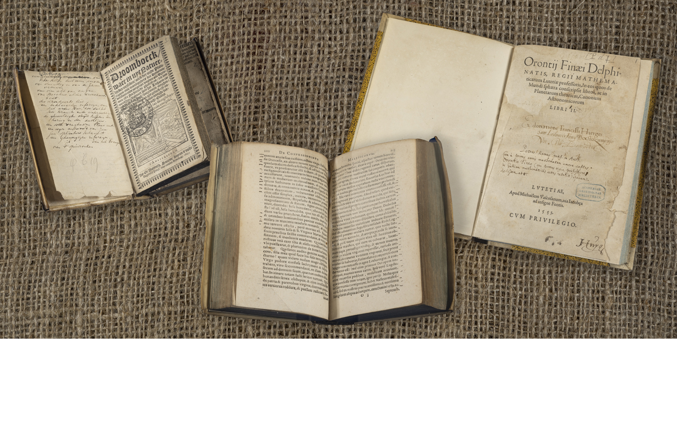 Naast vele bijzondere thema’s vinden we in de collectie ook veel boeken met gebruikerssporen. Hier te zien van links naar rechts: een zelf geschreven inhoudsopgave, strepen in de kantlijn en bezittersaantekeningen.