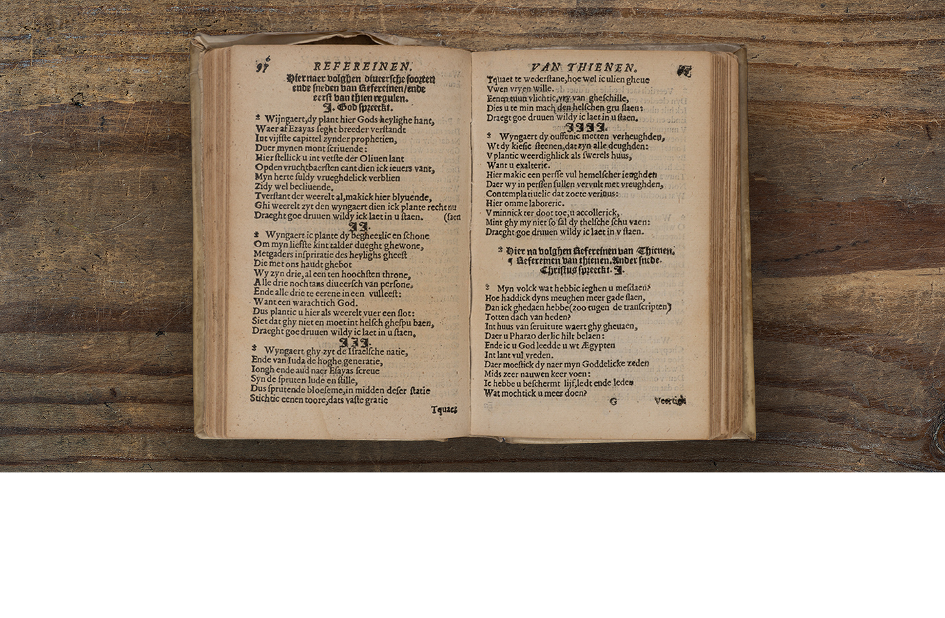 ‘Hiernaer volghen diueersche soorten ende sneden van Refereinen/ende eerst van thien regulen.’‘Hiernaer volghen diueersche soorten ende sneden van Refereinen/ende eerstvan thien regulen.’ (Hereafter, various kinds and types of refrains will follow/ and first of ten lines.)