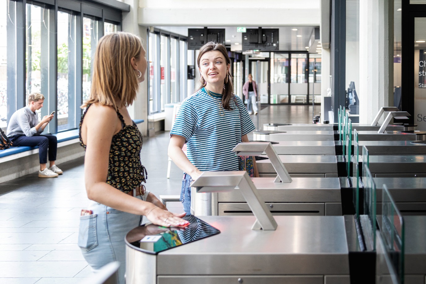 Studenten gaan door de toegangspoortjes