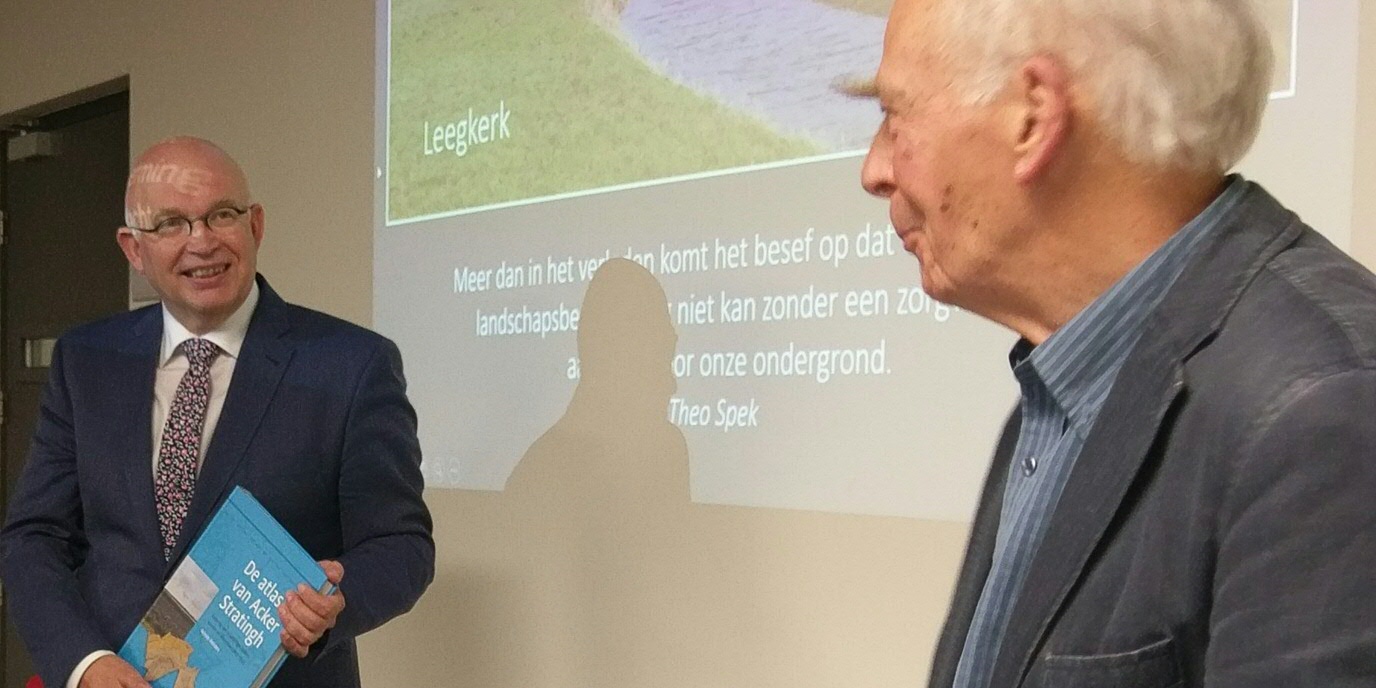 Henk Staghouwer (l), loco-Commissaris van de Koning, dankt auteur Reinder Reinders (r) voor het zojuist ontvangen eerste exemplaar van De Atlas van Acker Stratingh.