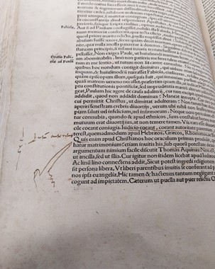 een handje wijst de lezer het juiste fragment aan