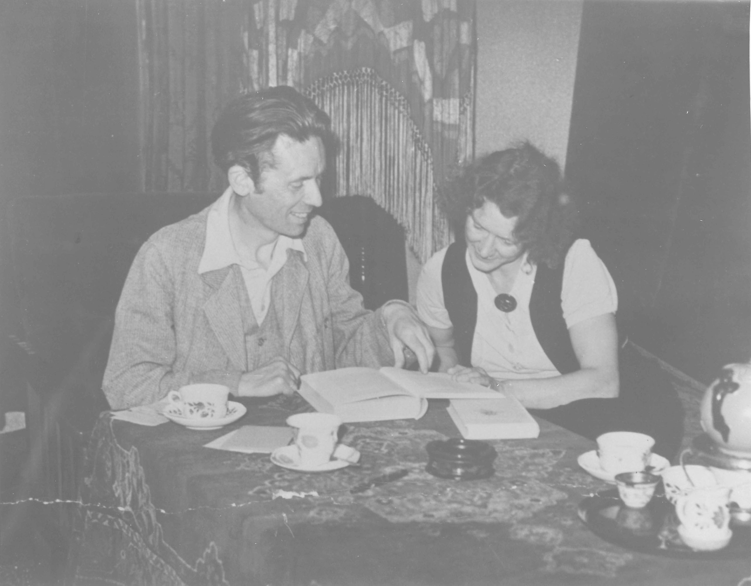 19. Hendrik de Vries and Riek van der Zee in their home in Haren, called ’t Woeste hoekje by them (1946)