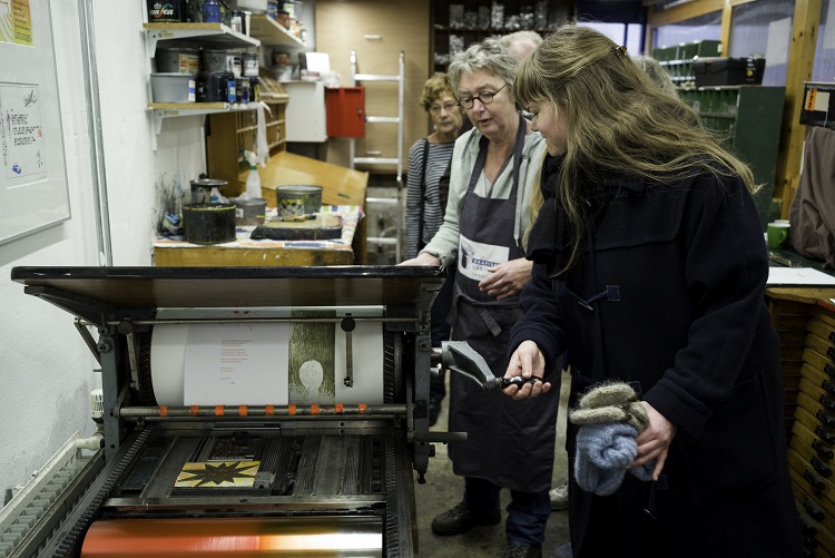 Open dag bij het Grafisch Centrum Groningen, 2018. In het midden Marlies Louwes, een van de in de expositie behandelde margedrukkers