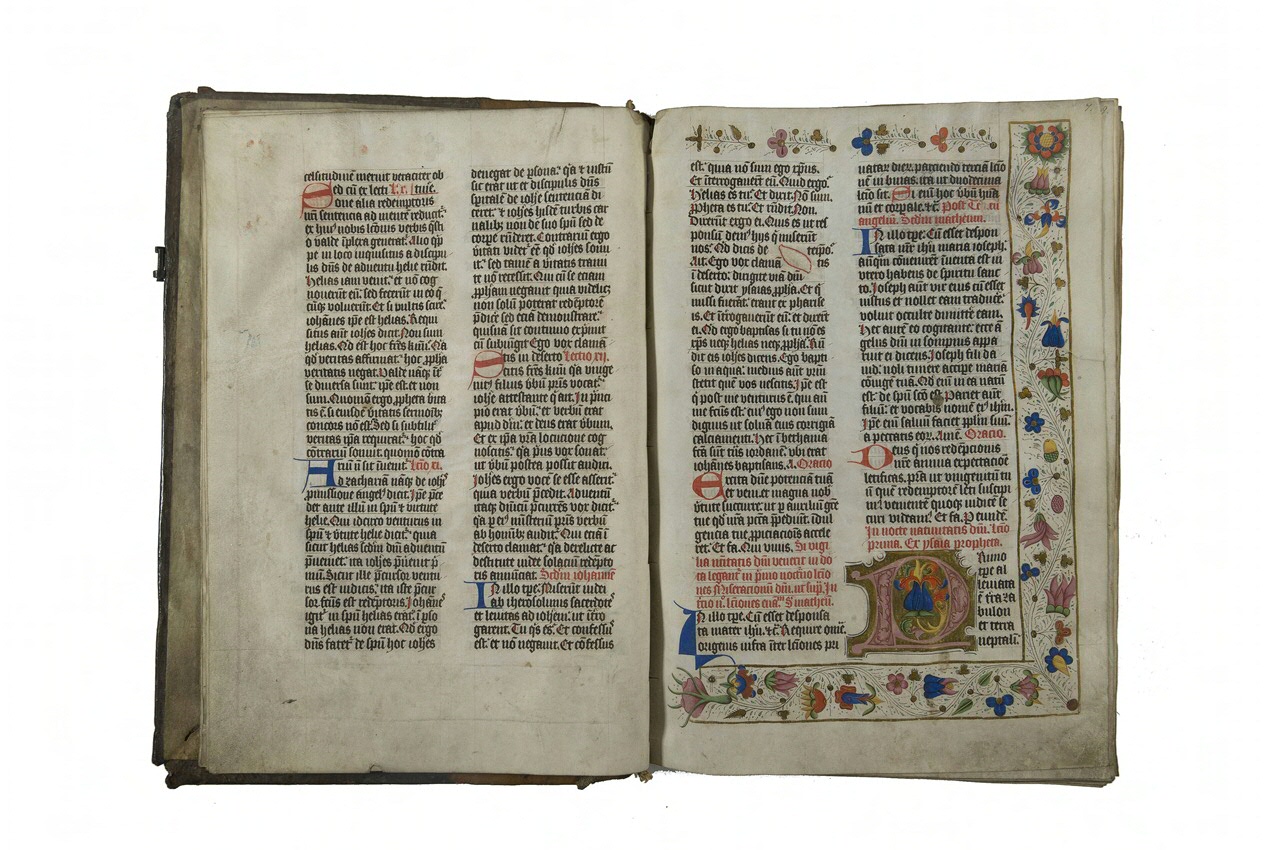 UBG HS 26, fol. 6v-7r: decorations around the text that are characteristic of the convent in Selwerd; on the right-hand page, a damaged place in the parchment can be seen in the text in the left-hand column (lines 7-8), encircled with a red line.
