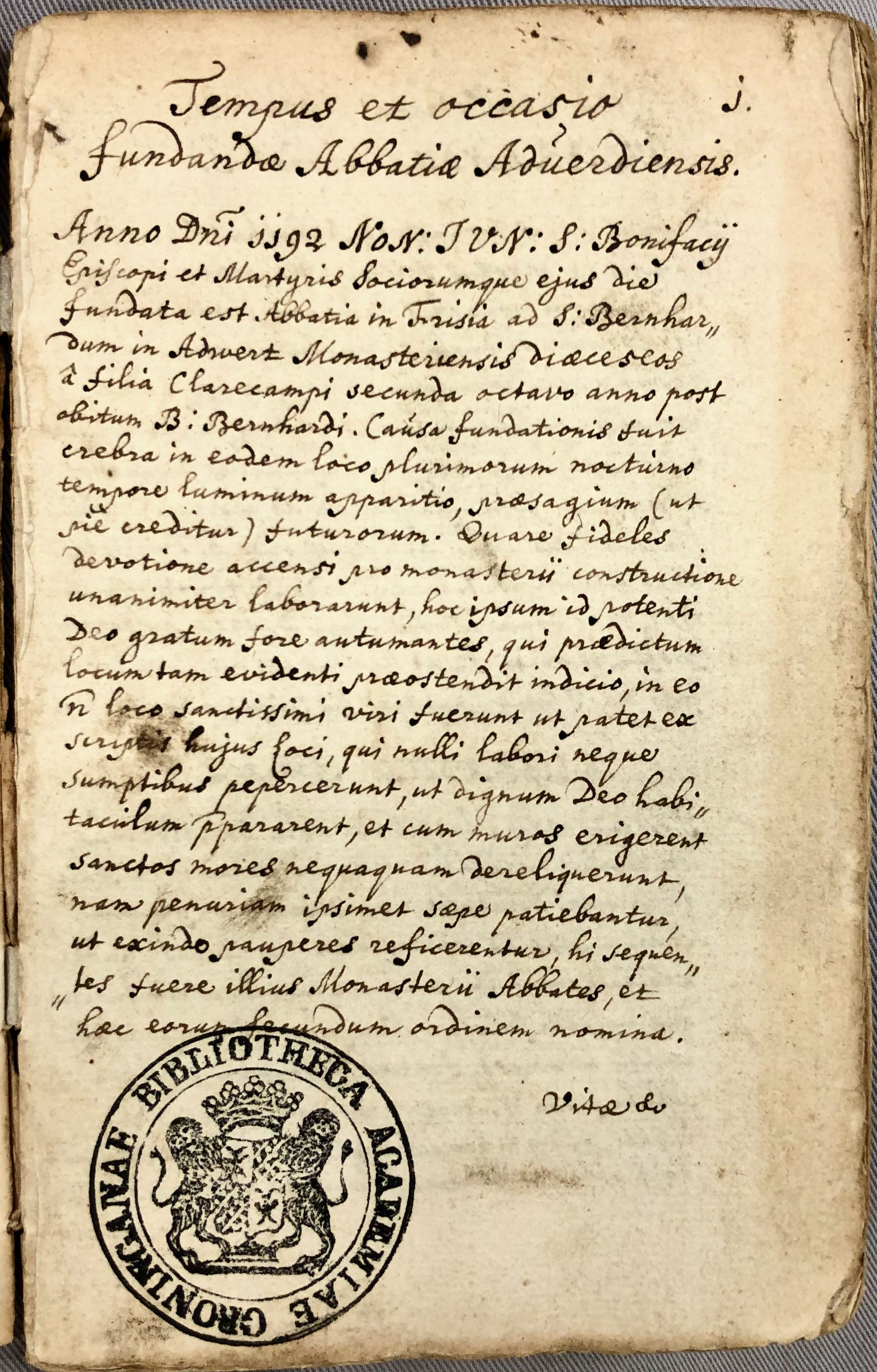 Kroniek van de abten van Aduard, geschreven begin 17e eeuw. UBG uklu HS 136, fol. 1. Bovenaan staat: “Tijd en omstandigheden van het stichten van de Aduarder Abdij.”