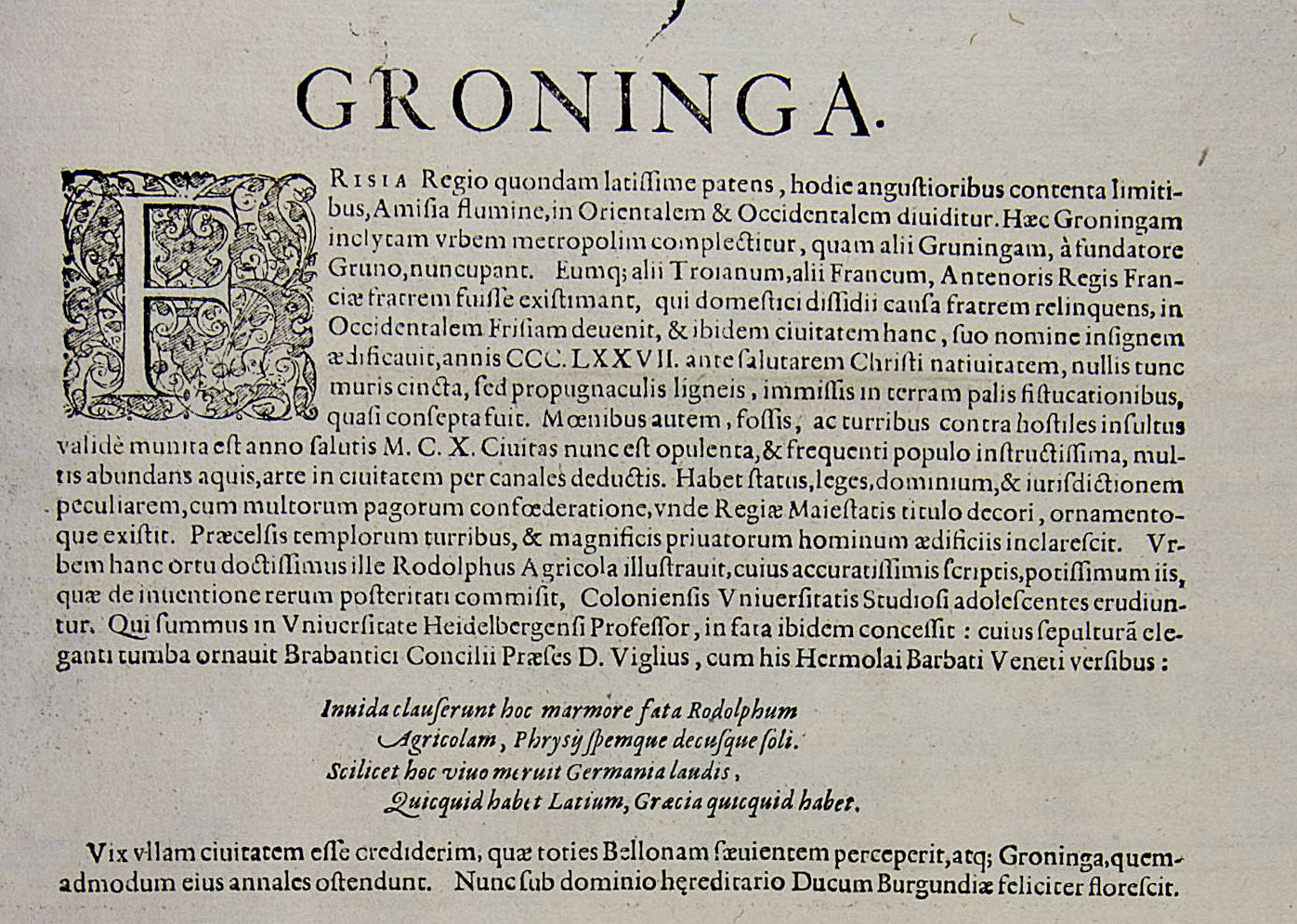 Text accompanying the overview of Groningen from 1576. Agricola is mentioned by name as a jewel in the crown of this city for whom the famous Italian humanist Ermolao Barbaro composed this epitaph: “Jealous fate has locked Rudolph in this marble: Agricola, the hope and pride of Frisia. While he was alive, Germany earned the renown of Lazio and Greece put together.”