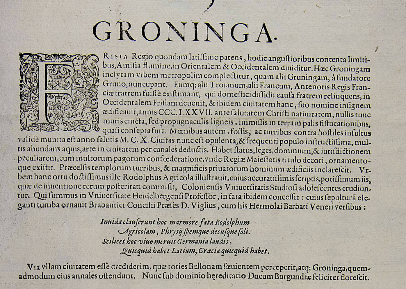 Tekst bij het aangezicht van Groningen uit 1576. Agricola wordt bij naam genoemd als internationaal vermaard sieraad van deze stad: “‘t Afgunstig wrede lot sloot Rudolf in dit marmer, Agricola, de held, der Friezen hoop en faam, door hem werd Latium, werd Griekenland niet armer, maar Duitsland werd in roem zo rijk als bei tezaam.” Vert. dr. Fokke Akkerman