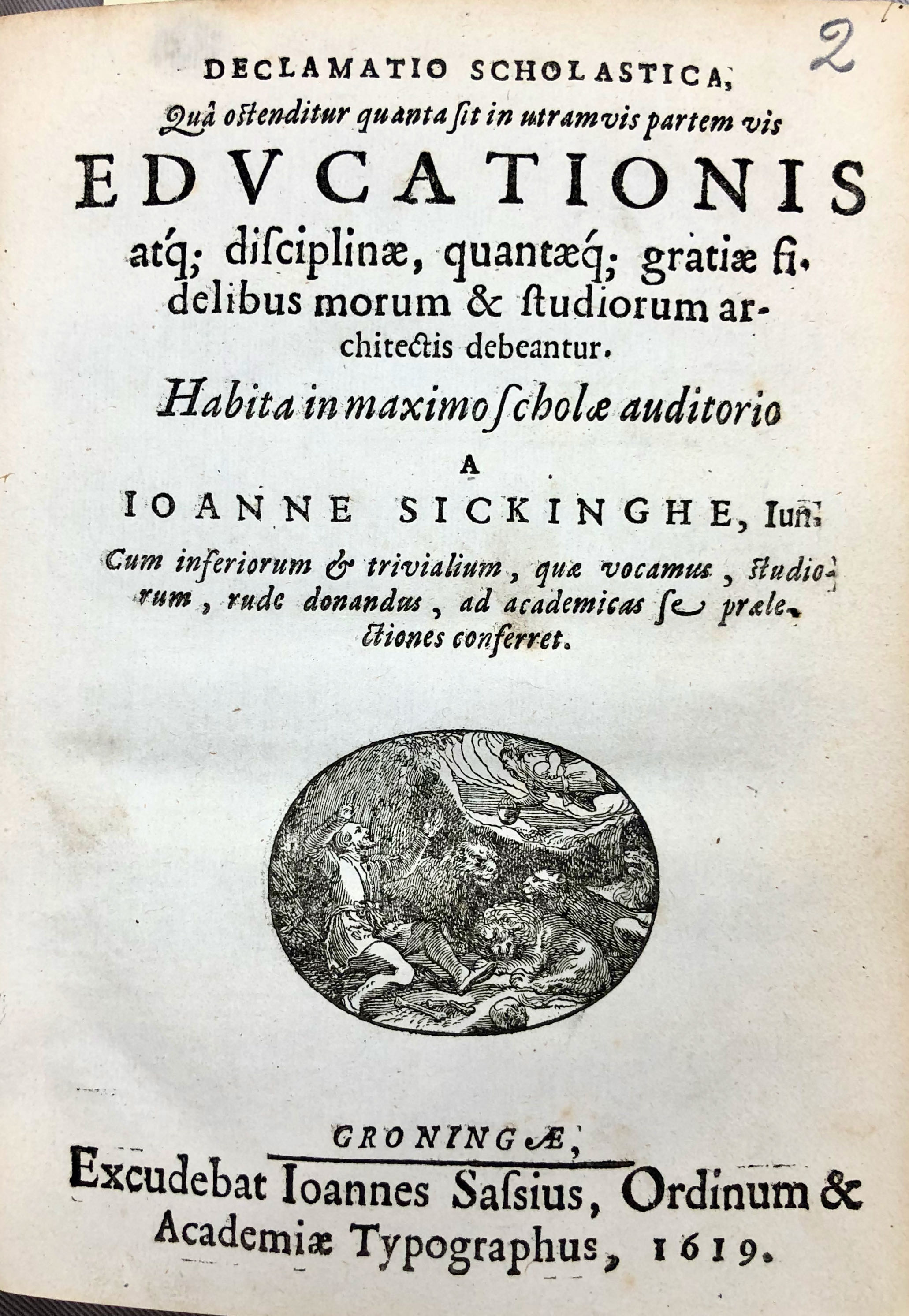 Titelpagina van de toespraak van Johannes Sickinghe. UBG, uklu ‘JO G 1 (1). De tekst is zowel gedrukt als uitgesproken in 1619, zo blijkt aan het eind (dixi ... anno MDCXIX ), en wel in de aula (maximo auditorio) van de Latijnse school, die gevestigd was in het voormalige Minderbroedersklooster tussen Broerstraat en Zwanestraat, exact op de plek waar nu de UB staat.