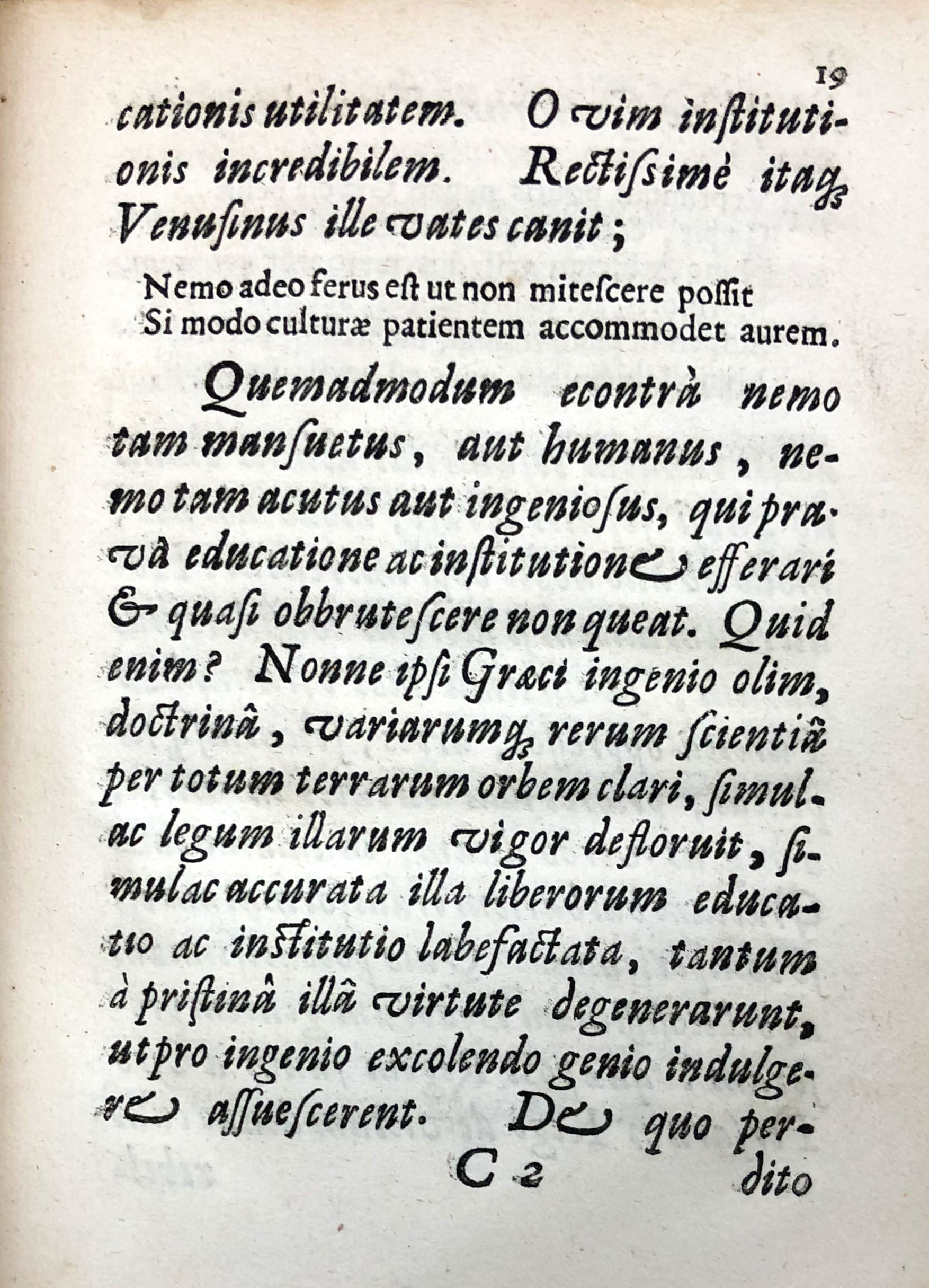 De niet-cursieve woorden zijn een citaat van Horatius in Johannes’ toespraak.