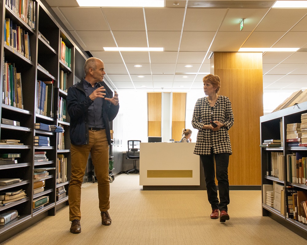 Hans Biemans en Klaran Visscher in de onderzoekszaal Bijzondere Collecties.Hans Biemans and Klaran Visscher in the Special Collections research room