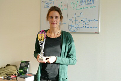 Lea Diestelmeier ontvangt award in haar kantoorLea Diestelmeier receives award in her office