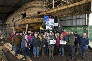 Vrijwilligers bezoeken de Willem Barentsz Werf in Harlingen tijdens de vrijwilligersdag 2017.