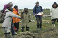 Oudere Inuit tonen Desjardins de plek van een voormalig zodenhuis