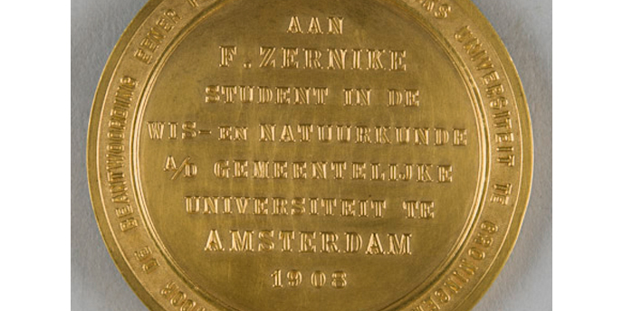 De erepenning die Zernike kreeg voor zijn artikel