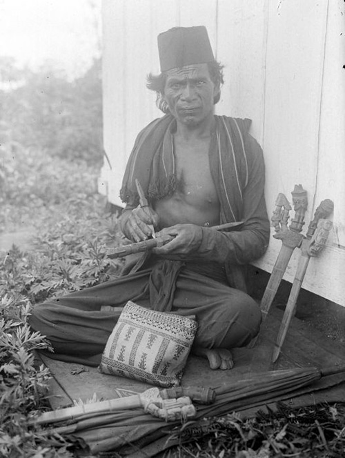 Batak houtsnijderBatak wood carver