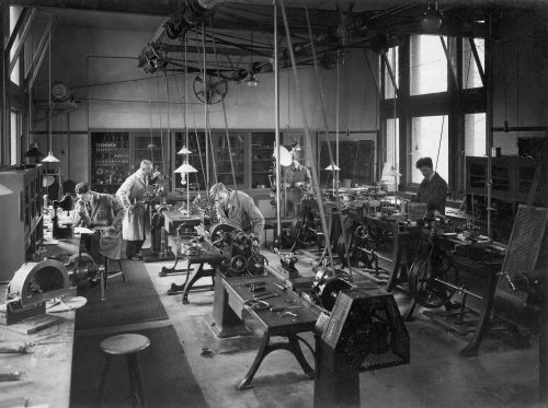 Technicus en instrumentmaker J.H. Oosterwijk, tweede van rechts, achteraanTechnician and instrument maker J.H. Oosterwijk, second man from right, in the back