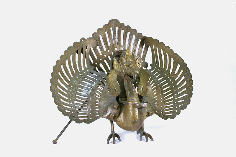 Koperen olielamp in de vorm van een Garuda-vogel, IndonesiëCopper oillamp in the form of a Garuda-bird, Indonesia