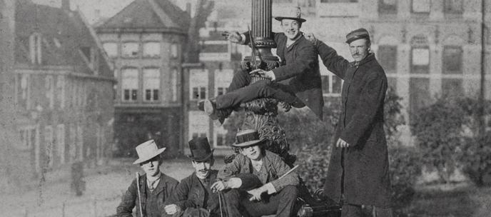Studenten op de trappen van het oude academiegebouw, ca. 1900