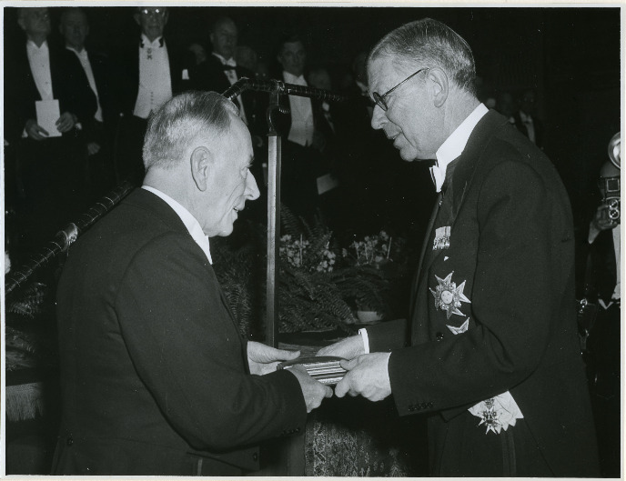 Frits Zernike ontvangt de Nobelprijs