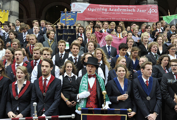 Leden van de studentenverenigingen brengen een toost uit met het bestuur van de universiteit tijdens de opening van het Academisch Jaar. Na de officiële plechtigheid in het Academiegebouw barstte het feest op het Broerplein los.