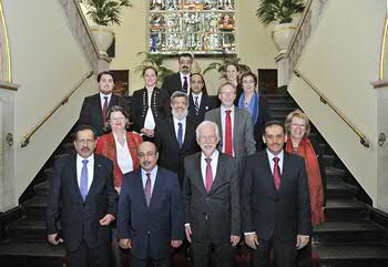 Vooraan, vlnr: Moneer Al-Otaibi (Cultureel Attaché in Den Haag), Ahmed Al-Ameeri (Vice-Rector KSU), Sibrand Poppema (President RUG), Badran Al-Omar (Rector KSU) Daarachter: Bart-Jan van Sleen (Student Assessor College van Bestuur RUG), Petra Rudolfs (Directeur Graduate School Science RUG), Gerdien Verheuvel (Hoger Onderwijs Attache in Riyadh), Fahad Al-Zamil (Decaan Medische Faculteit KSU), Meyzad Alterkawi (Directeur Internationale Samenwerking en Partners KSU) Thaqib Al-Shalan (Decaan Faculteit Tandheelkunde KSU), Jan de Jeu (Vice-Voorzitter College van Bestuur RUG), Maaike Wagenaar (Beleidsmedewerker voor de Arabische Wereld RUG), Anke van Trigt (Adjunct Directeur van het Onderwijs Instituut UMCG), Madeleine Gardeur-Veltman (Adviseur Internationale Zaken College van Bestuur RUG).