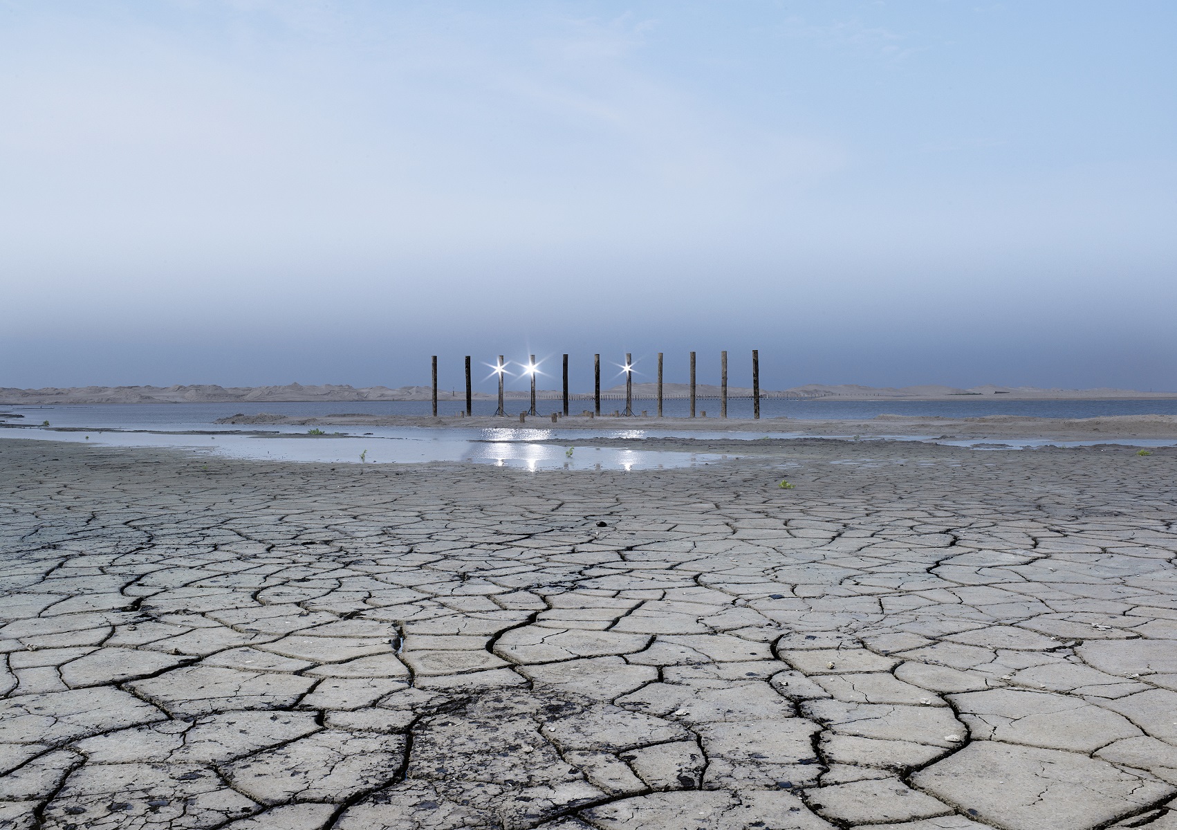 Eddo Hartmann - 'Markerwadden Poles'. Uit de fotoserie 'The Collective Landscape'.