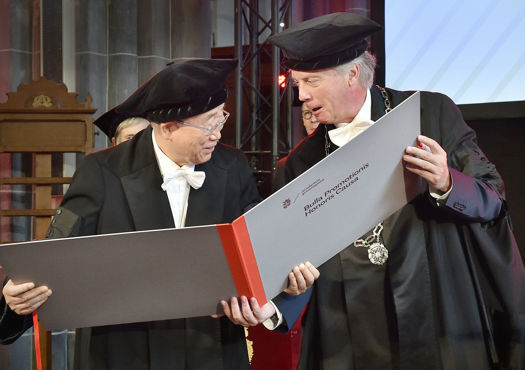 Ban Ki-moon en Prof. dr. E. (Elmer) Sterken