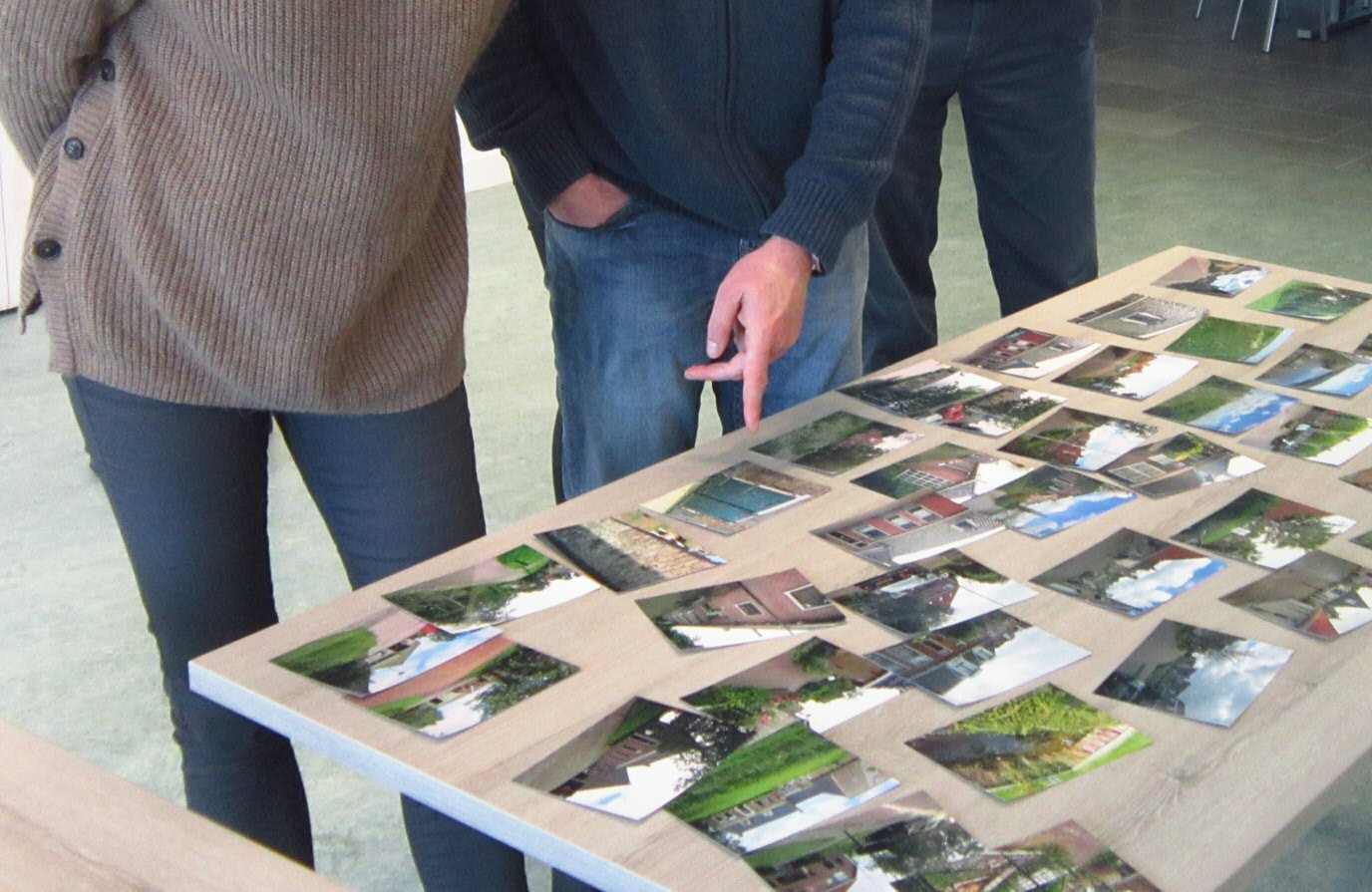 Dorpsbewoners ging met elkaar in gesprek over hun leefomgeving.