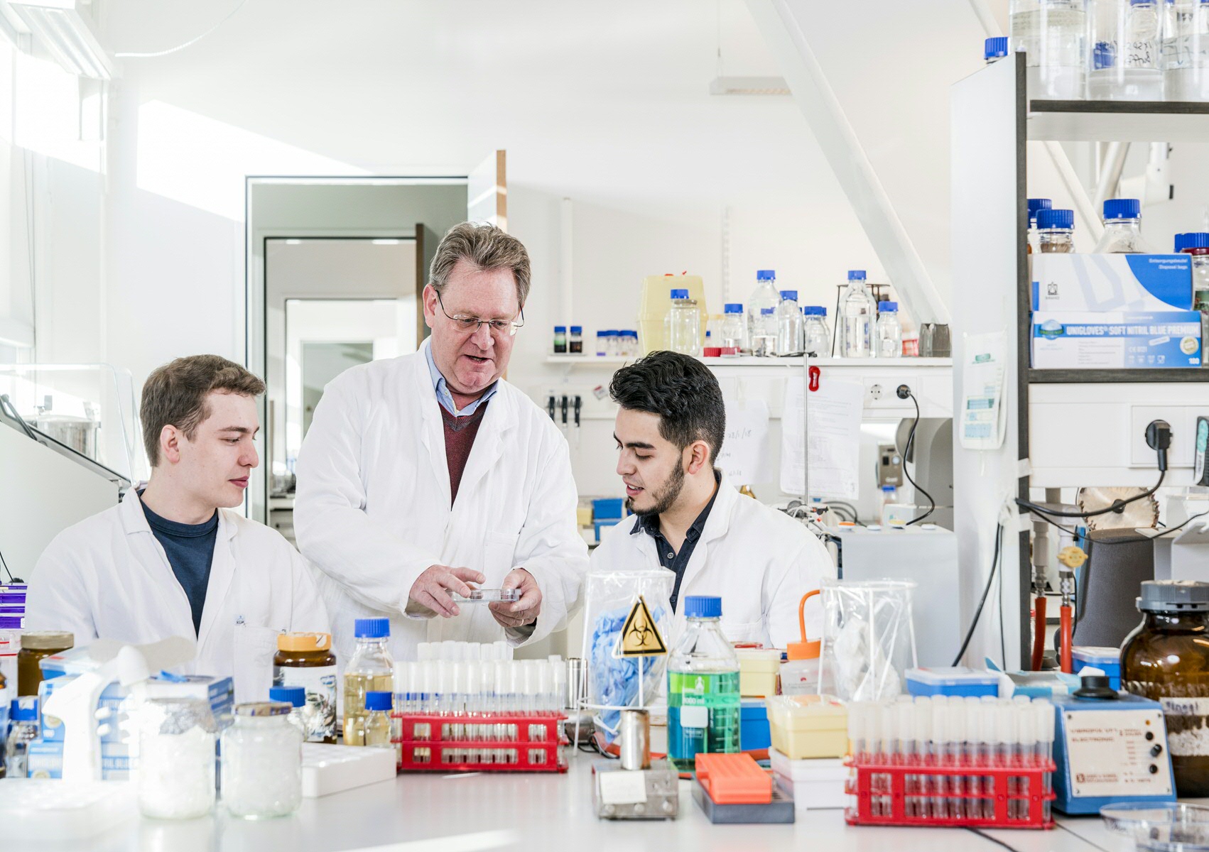 Kuipers (midden): ‘Mijn functie bestaat voornamelijk uit het begeleiden van promovendi en postdocs. Ook probeer ik met originele ideeën subsidies voor nieuwe projecten binnen te halen’.Kuipers (centre): 'My job is mainly to supervise PhD students and postdocs. I also try to attract funding for new projects by coming up with original ideas.'